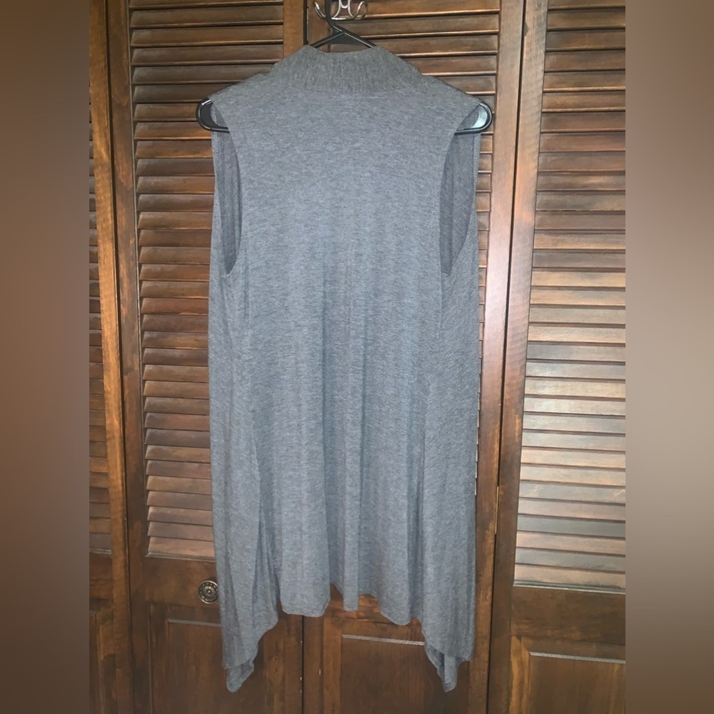 Azules Women's Solid Color Sleeveless Asymetric Hem Open Front Cardigan - GREY - Picture 6 of 10